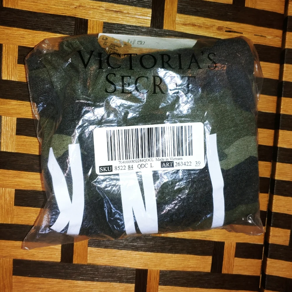 VS PINK Camo Everyday Crewneck Tee Sz: L - Picture 8 of 9